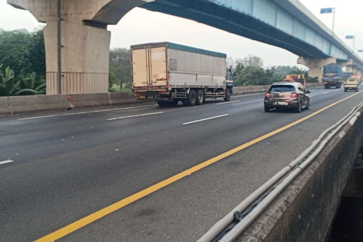 Pekerjaan Jalan di ruas Jalan Tol Jakarta-Cikampek