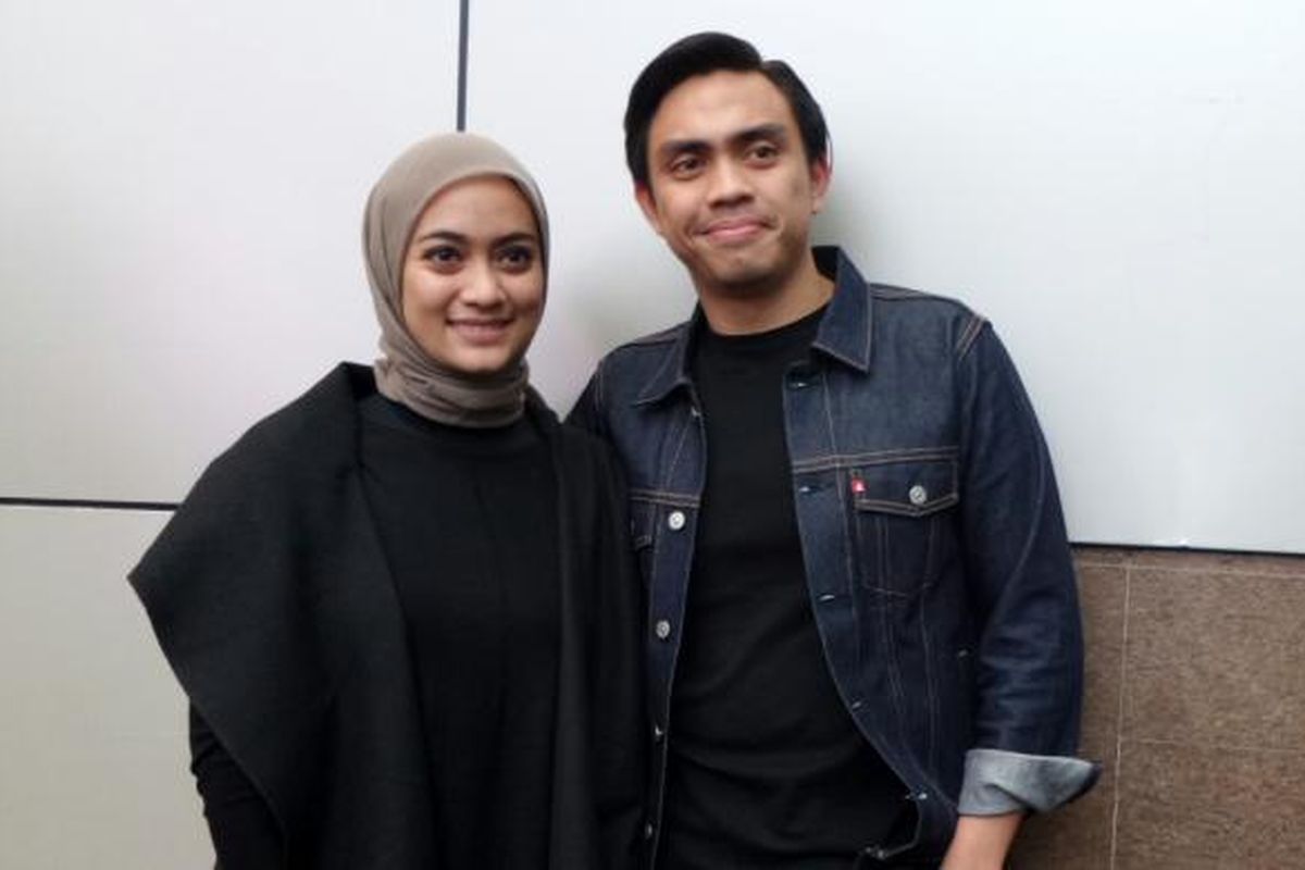 Artis peran Ayudia Bing Slamet dan sang suami Ditto saat diabadikan di kawasan SCBD, Jakarta Selatan, Selasa (6/12/2016).