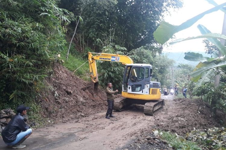 Kementerian PUPR menambah alat berat untuk membuka Desa Sukajaya Bogor yang terisolasi akibat longsor.