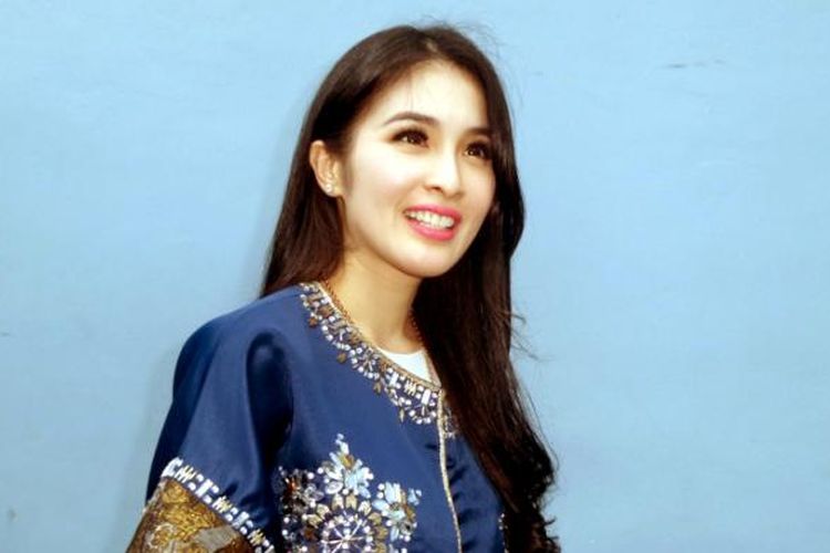 Sandra Dewi usai menjadi bintang tamu dalam program bincang-bincang di Studio TransTV, Jakara Selatan, pada Senin (19/12/2016).