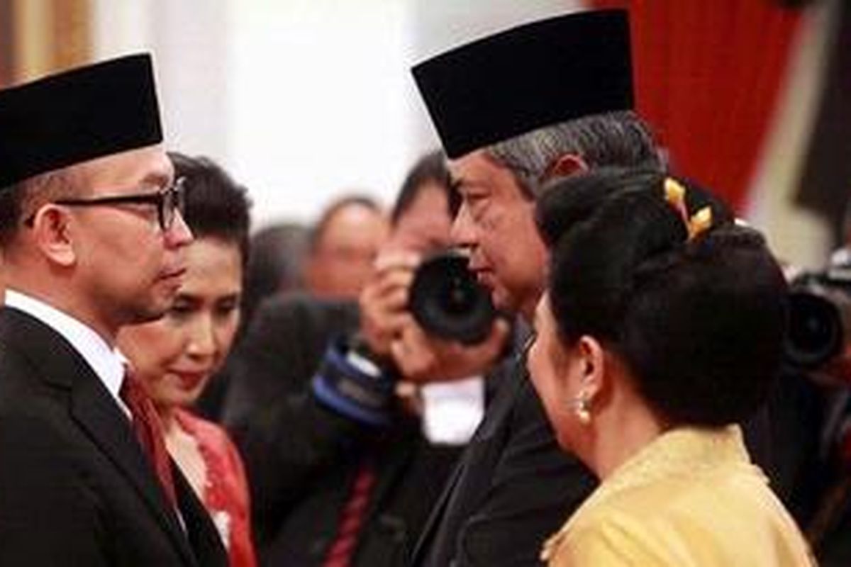 Presiden Susilo Bambang Yudhyono bersama Ibu Negara memberikan selamat kepada Chatib Basri (kiri) usai mengikuti acara pelantikan di Istana Negara Jakarta, Selasa (21/5/2013). Chatib dilantik sebagai menkeu baru setelah jabatan tersebut kosong karena ditinggal pejabat lama Agus Martowardojo yang kini menjabat sebagai Gubernur Bank Indonesia.