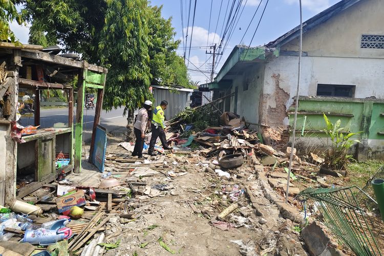 Sopir Tak Sadarkan Diri, Bus Sugeng Rahayu Hantam Warung di Banyumas, 2 Orang Tewas