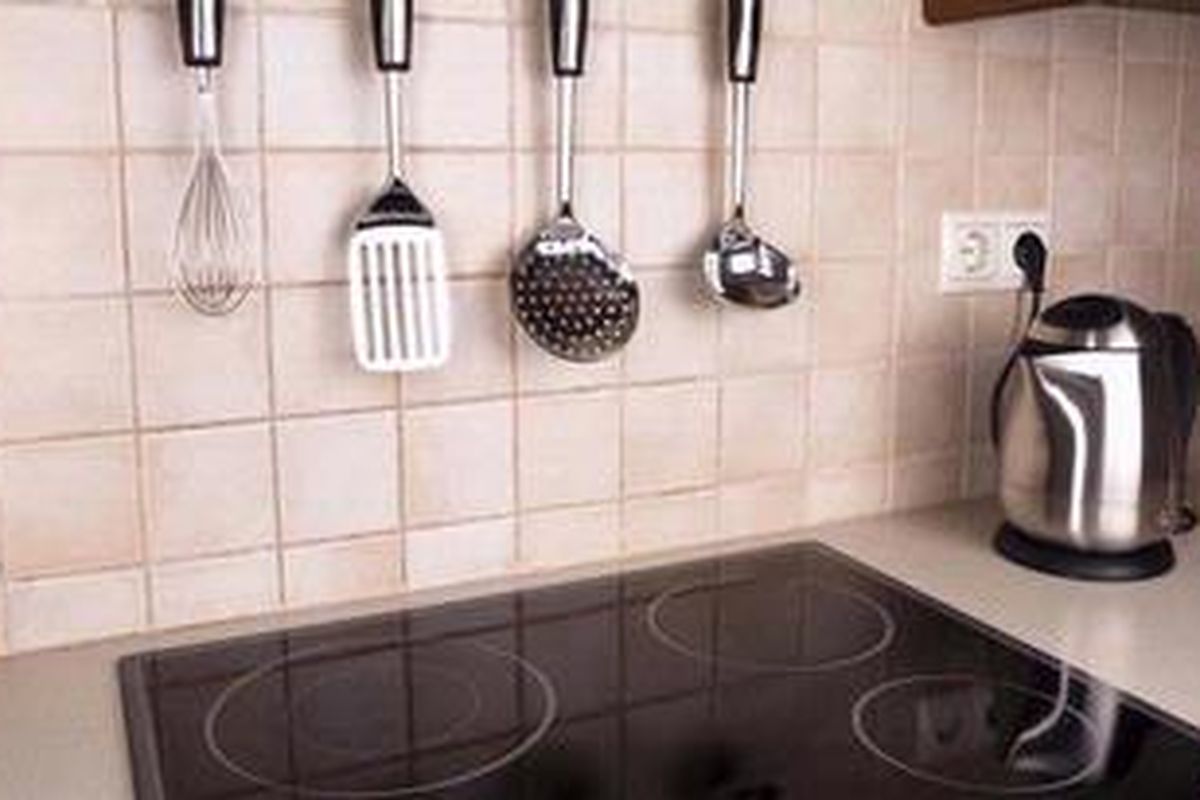 Catat home appliances yang Anda pakai di dapur, lengkap dengan spek teknisnya. Hitung daya listrik yang dibutuhkan untuk semua perabotan tersebut. 