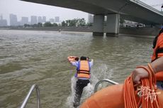 Kurir Ini Lompat ke Sungai, Selamatkan Wanita yang Hendak Bunuh Diri