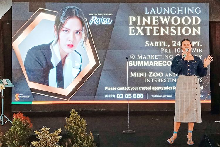 Penyanyi Raisa menghibur pengunjung acara Launching Pinewood Extension Summarecon Bogor, Sabtu (24/9/2022). 