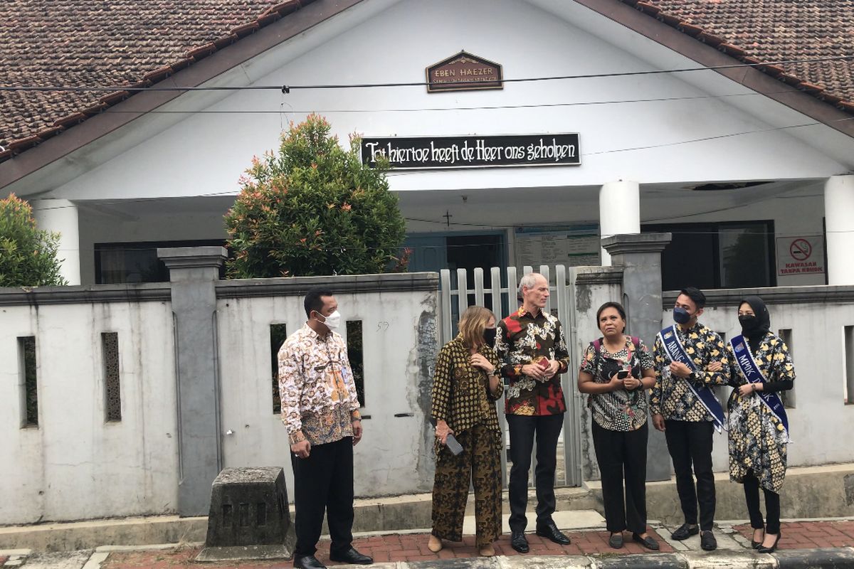 Duta Besar Belanda untuk Indonesia, Lambert Grijns mengunjungi bangunan-banguan tua di kawasan Jalan Pemuda, Pancoran Mas, Kota Depok, Jawa Barat pada Kamis (11/11/2021) siang.