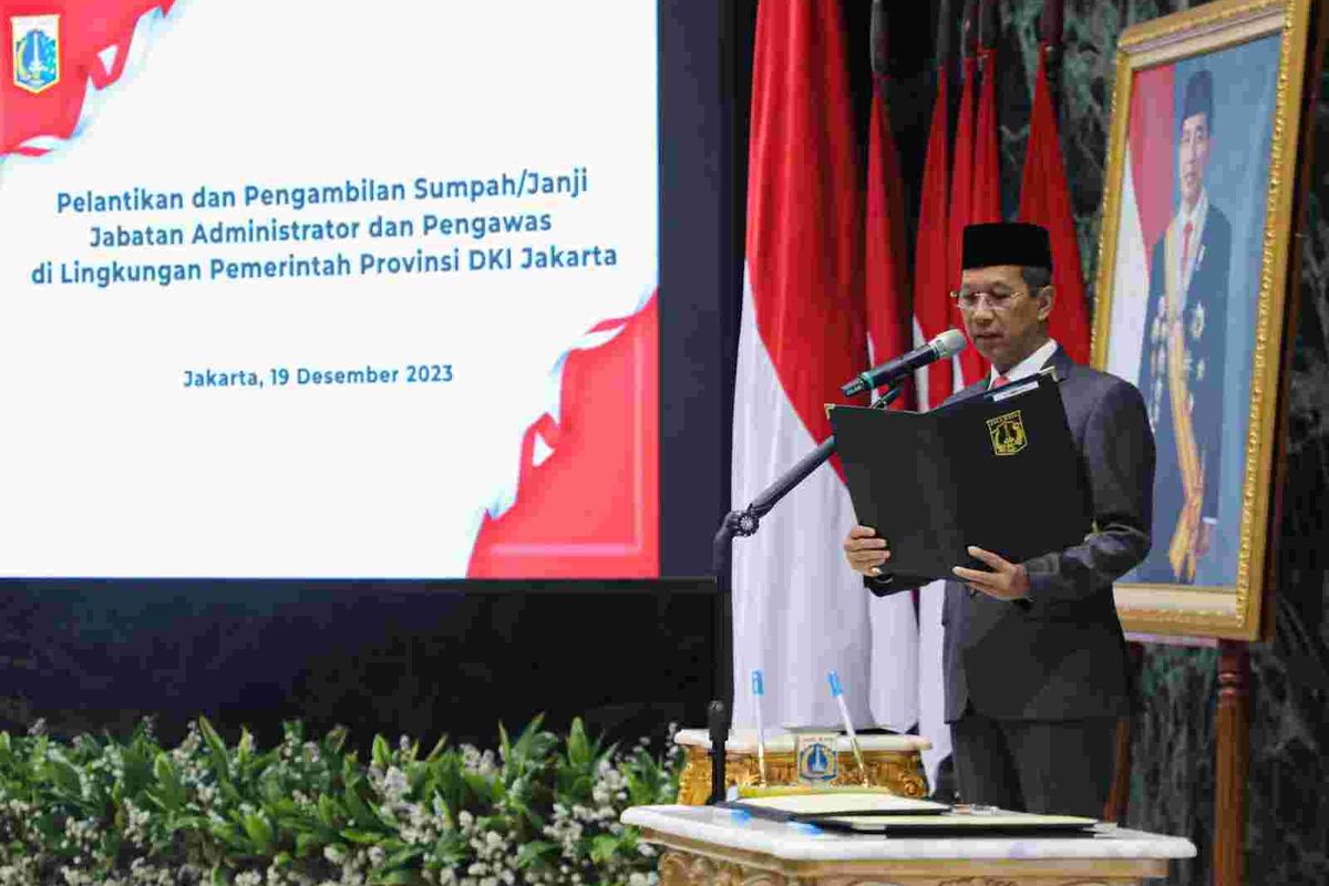 Pj Gubernur DKI Jakarta Heru Budi Hartono saat melantik dan mengukuhkan 404 pejabat administrator dan pengawas di lngkungan Pemprov DKI, Selasa (19/12/2023).