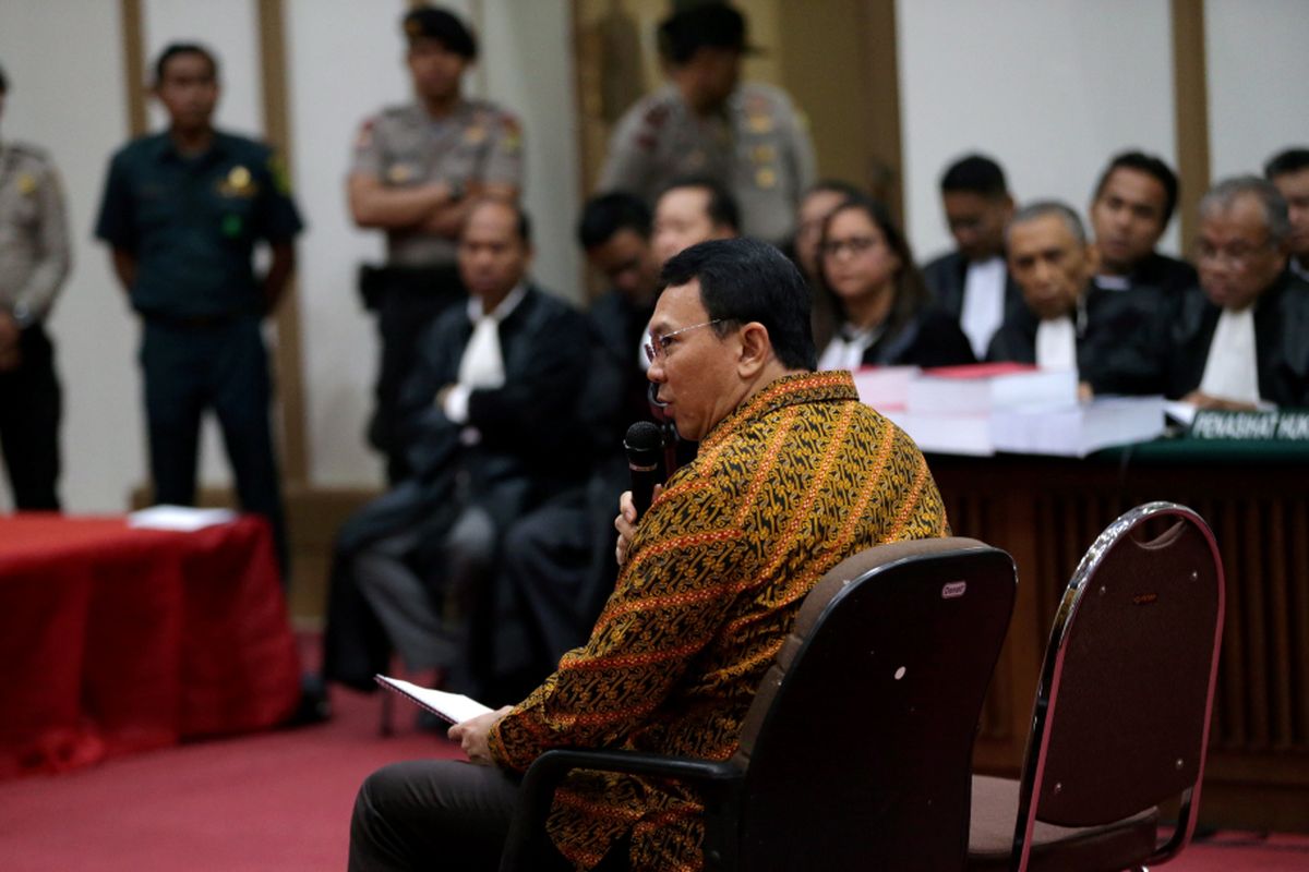 Terdakwa kasus dugaan penodaan agama, Basuki Tjahaja Purnama atau Ahok mengikuti sidang di Pengadilan Negeri Jakarta Utara di Auditorium Kementerian Pertanian, Jakarta Selatan, Selasa (25/4/2017). Sidang kali ini dengan  Basuki Tjahaja Purnama membacakan pledoi atau pembelaannya. POOL/KOMPAS IMAGES/KRISTIANTO PURNOMO