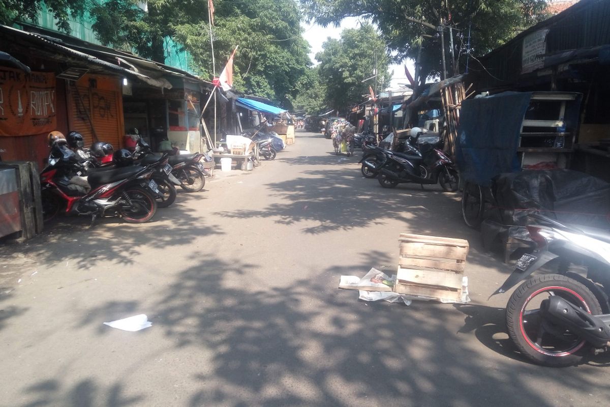 Tempat kejadian perkara wanita yang tewas tertimpa besi proyek pembangunan Rusunawa Pasar Rumput, Jakarta Selatan, Minggu (18/3/2018).