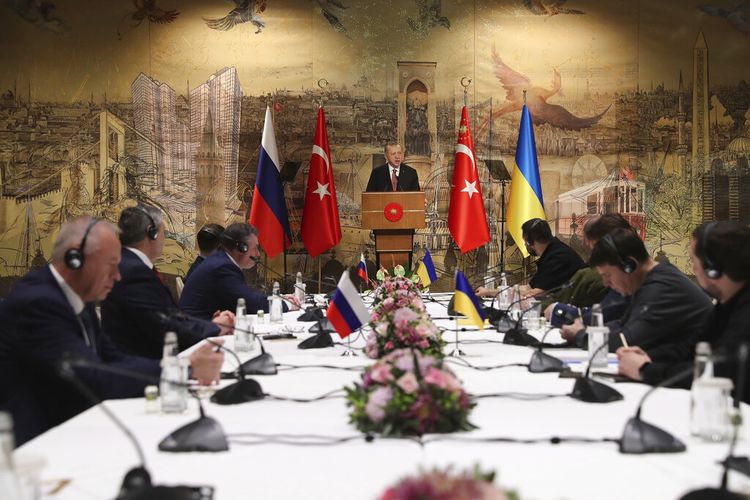 Dalam foto yang disediakan oleh Kepresidenan Turki, Presiden Turki Recep Tayyip Erdogan, tengah, memberikan pidato untuk menyambut delegasi Rusia, kiri, dan Ukraina menjelang pembicaraan mereka, di Istanbul, Turki, Selasa, 29 Maret 2022. 