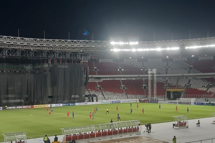 Suasana pertandingan uji coba antara timnas U20 Indonesia vs Guatemala di Stadion Utama Gelora Bung Karno, Jakarta, Selasa (21/2/2023).