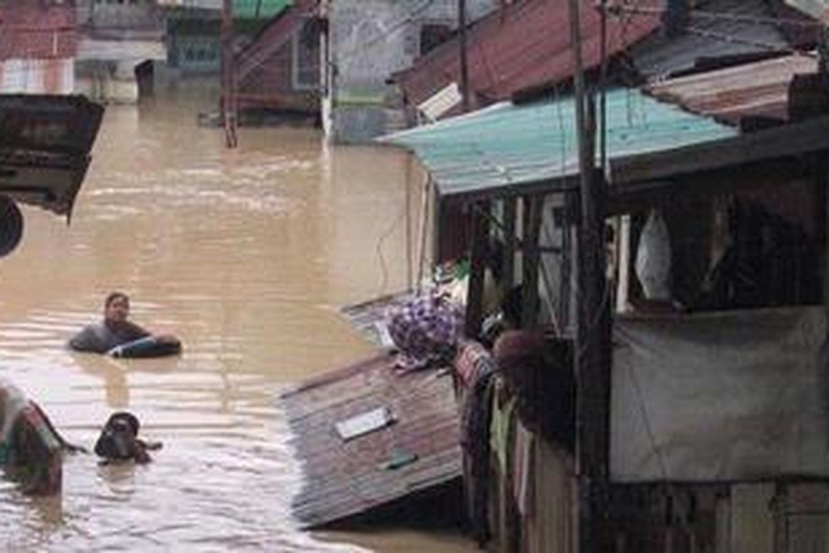 Banjir melanda Kota Medan dan sekitarnya, Kamis (6/1/2011) akibat meluapnya Sungai Deli. Akibatnya, ribuan rumah terendam. Ini adalah banjir terbesar di Kota Medan sejak 2002. 