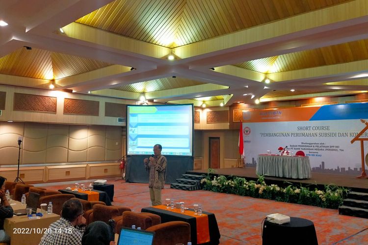 Kepala Badan Pendidikan dan Pelatihan Persatuan Perusahaan Realestat Indonesia (REI), MR Priyanto, saat menyampaikan materi pelatihan bagi anggota REI Riau, di Pekanbaru, Kamis (20/10/2022).