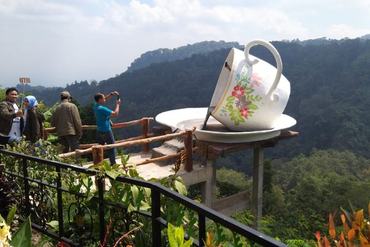 SPOT FAVORIT?Cangkir raksasa menjadi salah satu spot swafoto favorit pengunjung wisata alam Watu Rumpuk, Desa Mendak, Kecamatan Dagangan, Kabupaten Madiun.