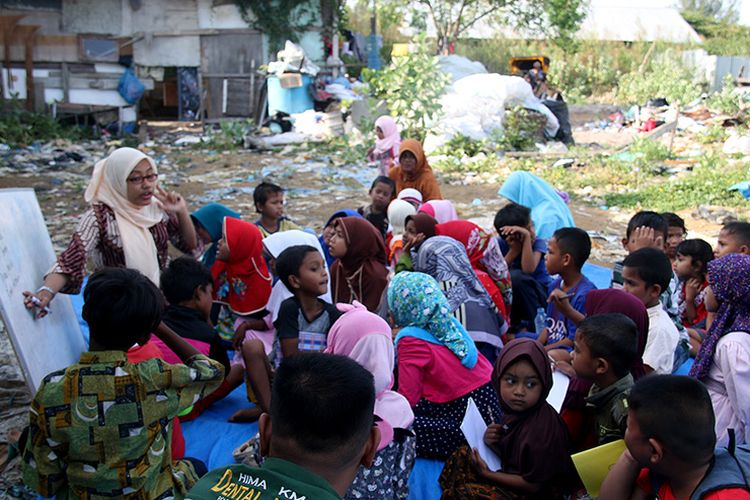 proses belajar dan mengajar di Taman Edokasi Anak Pemulung? di Kawan Pemukiman Pemulung di Gapong Jawa, Kecamatan Kuta Alam, Kota Banda Aceh, Kamis (08/03/18)