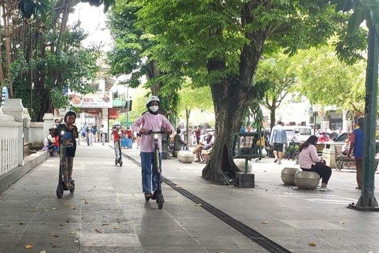 Warga menaiki otoped di trotoar Malioboro, Minggu (20/3/2022).