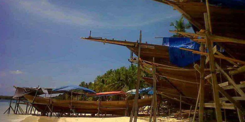 Sebuah kapal phinisi dari Ara dan Tanjung Bira, Bulukumba, Sulawesi Selatan. Kapal phinisi pesanan Polandia tersebut merupakan yang terbesar yang pernah dibuat dalam sejarah Bulukumba.