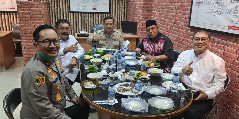 Foto Irjen Napoleon Bonaparte dan Brigjen (Pol) Prasetijo Utomo saat makan siang bersama di Kejari Jaksel dari unggahan akun Petrus Bala Pattyona di Facebook. Dua jenderal polisi ini merupakan tersangka terkait pelarian Djoko Tjandra.