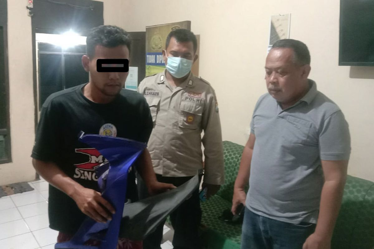 Pelaku (kiri) saat diamankan pihak kepolisian berikut barang bukti hasil kejahatan di Mapolsek Bungah, Gresik.