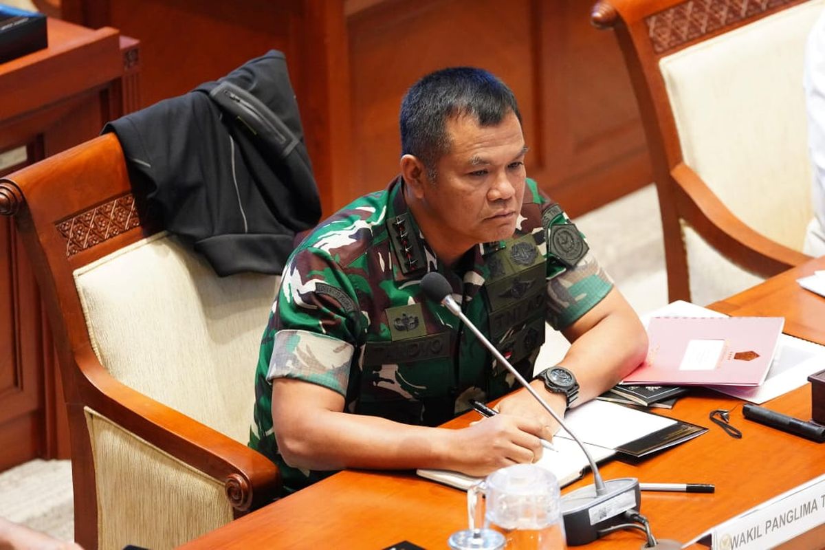 Wakil Panglima TNI Jenderal TNI, Tandyo Budi Revita, dalam rapat kerja bersama Komisi I DPR, di Kompleks Parlemen Senayan, Jakarta, Senin (1/9/2025).
