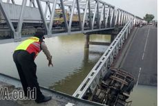 [FAKTA] Jembatan Babat Ambruk, Tiga Truk Terjun ke Sungai