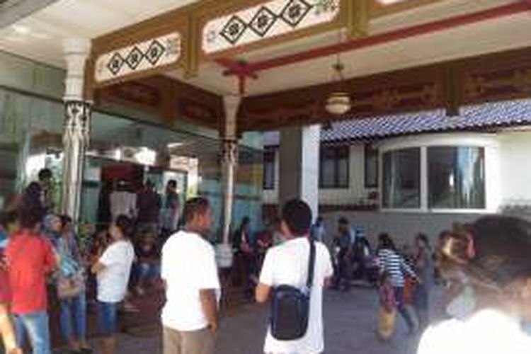 Ratusan calon penumpang memadati Kantor Pelni Cabang Ambon di Jalan Pattimura, Kamis (14/7/2016). mereka datang mengeluh karena sudah tidak mendapatkan tiket kapal 