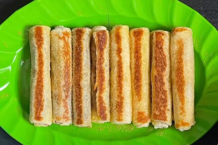 Roti gulung panggang cokelat keju.
