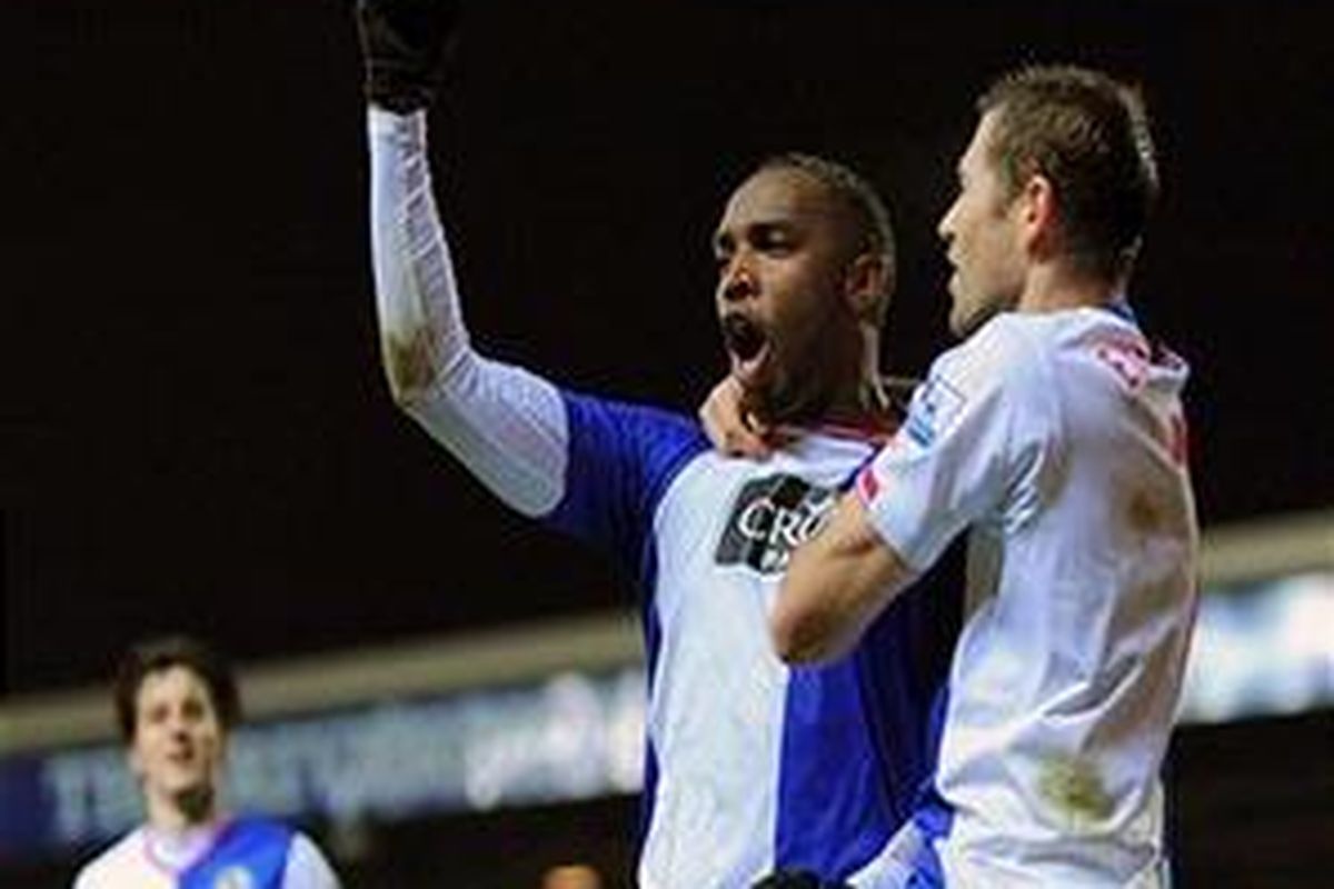Benny McCarthy (tengah) merayakan golnya lewat tendangan penalti bersama Bret Emerton (kanan). Blackburn akhirnya unggul 4-3 dalam adu penalti dan lolos ke semifinal Piala Carling.
