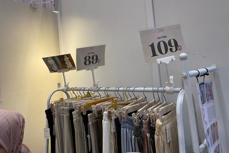 Produk Saudaree  di Indonesia Fashion Week 2024, JCC Senayan, Jakarta Pusat, Rabu (27/03/2024).
