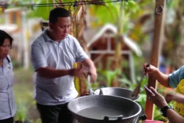 Proses pengolahan air kelapa menjadi kecap oleh sebuah komunitas di Desa Liwutung, Kabupaten Minahasa Tenggara, Sulawesi Utara. 