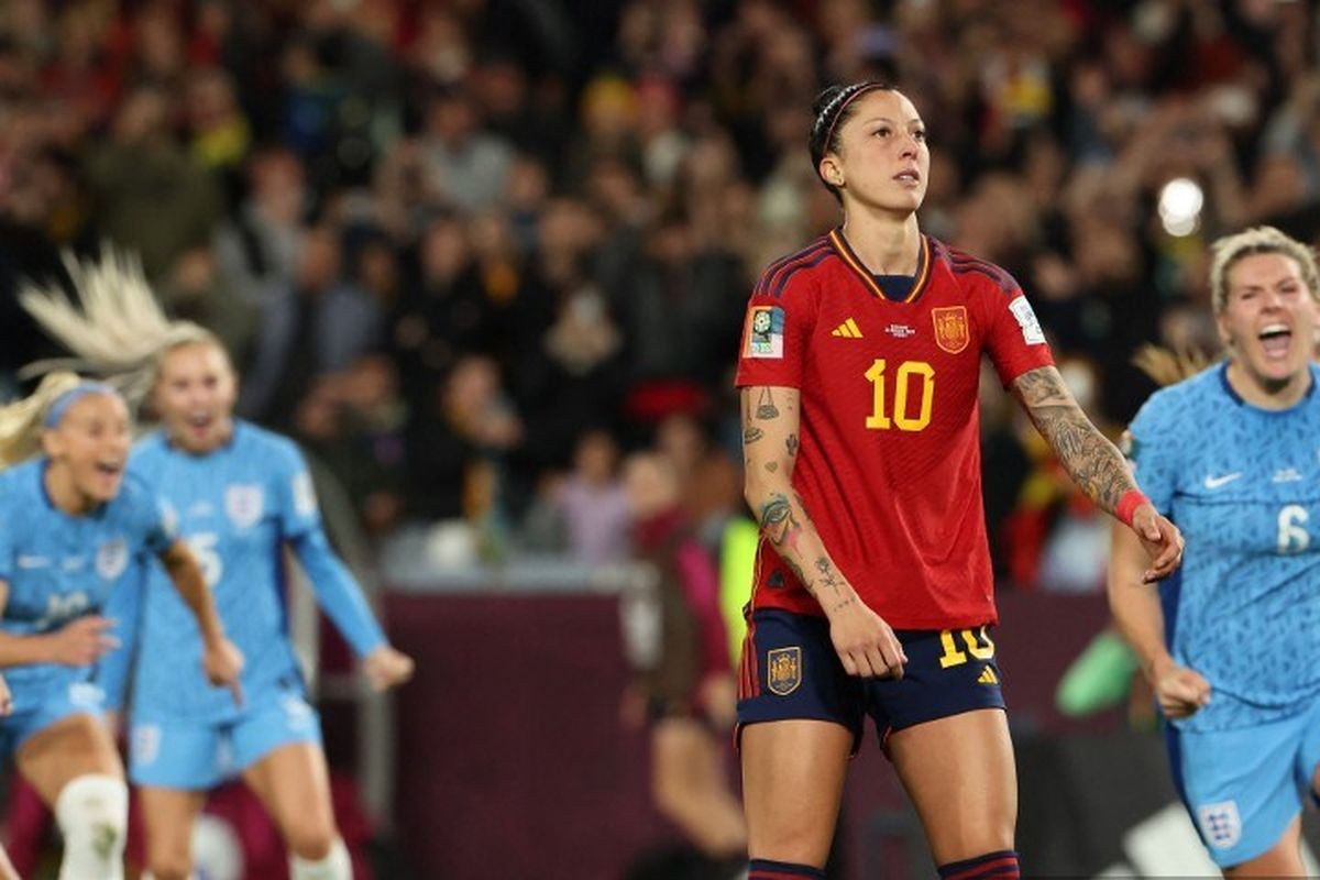 Gelandang Spanyol Jennifer Hermoso (10) bereaksi setelah gagal mengeksekusi penalti pada final Piala Dunia Wanita 2023 antara Spanyol vs Inggris di Stadion Australia di Sydney pada 20 Agustus 2023. Jenni Hermoso menegaskan bahwa ciuman bibir yang dilakukan Presiden RFEF Luis Rubiales tidak pernah dilakukan atas dasar suka sama suka  (Foto oleh STEVE CHRISTO / AFP)