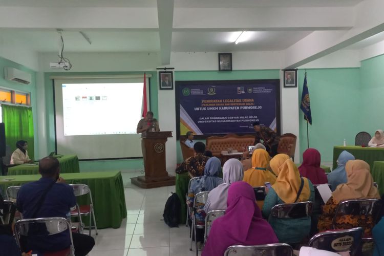 Para pelaku Usaha Mikro Kecil Menengah (UMKM) di Kabupaten Purworejo, Jawa Tengah diberikan pelatihan dan fasilitasi sertifikasi halal gratis di ruang seminar Universitas Muhammadiyah Purworejo (UMP), Senin (5/9/2022).