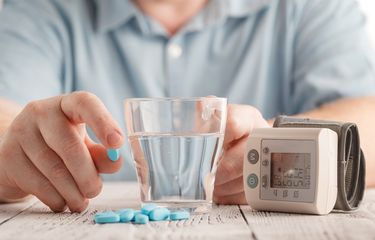 Ilustrasi penderita hipertensi minum obat. Obat hipertensi perlu dikonsumsi secara rutin karena gaya hidup sehat saja sering kali tidak cukup untuk mengendalikan tekanan darah tinggi.