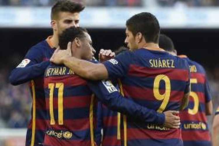 Para pemain Barcelona merayakan gol ke gawang Real Sociedad pada laga lanjutan Primera Division La Liga di Stadion Camp Nou, Sabtu (28/11/2015).