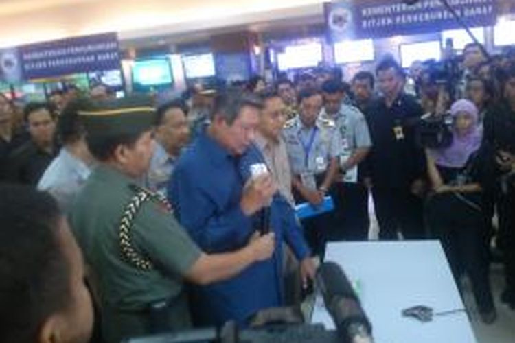 Presiden Susilo Bambang Yudhoyono saat melakukan konferensi video di posko Mudik Kemenhub, Minggu (4/8/2013).