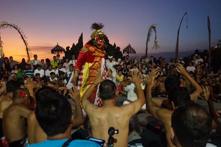 Tari Kecak yang dibawakan oleh sekitar 70 laki-laki bertelanjang dada di pelataran Pura Uluwatu, Kecamatan Kuta, Kabupaten Badung, Bali, Kamis (6/9/2018). Dengan membayar tiket sebesar Rp 100.000 selama 1 jam wisatawan dapat menyaksikan cerita Ramayana di tempat yang magis ini.