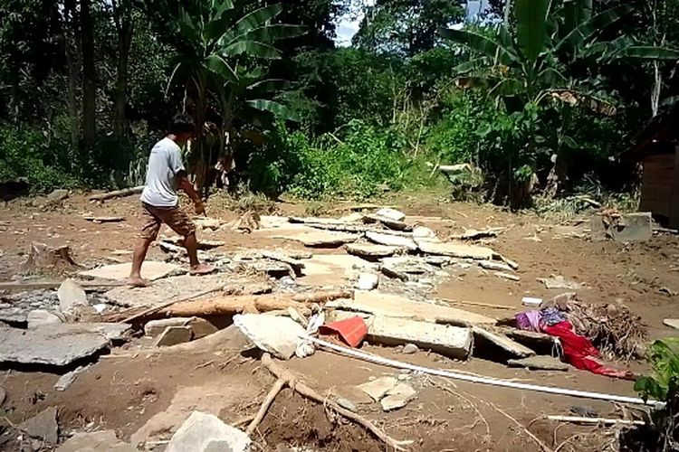 Pasca banjir bandang yang menerjang 13 kecamatan di Luwu, Sulawesi Selatan, sejumlah rumah warga hanyut terseret arus, kini mereka menanti perbaikan dari pemerintah, Kamis (16/5/2024)
