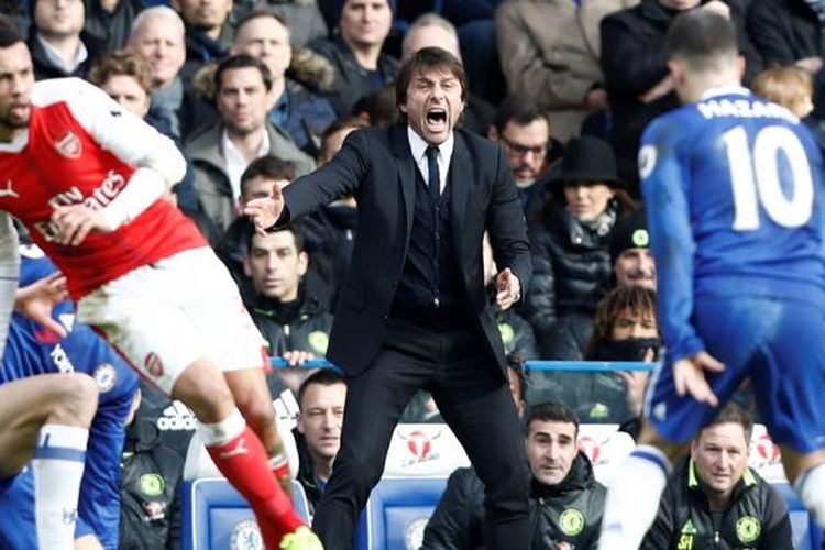 Antonio Conte memberikan instruksi saat Chelsea melawan Arsenal pada partai lanjutan Premier League di Stadion Stamford Bridge, Sabtu (4/2/2017).