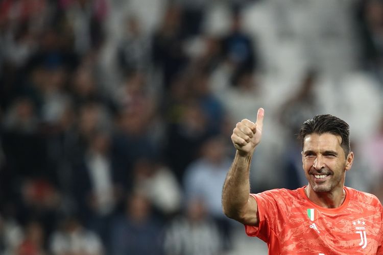 Penjaga gawang Juventus asal Italia Gianluigi Buffon merayakan akhir pertandingan sepak bola Serie A Italia Juventus vs Verona pada 21 September 2019 di stadion Juventus di Turin. Terkini, Buffon menyatakan pensiun.