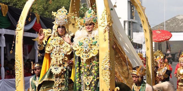 Jember Fashion Carnaval 2017 bertema Victory berlangsung di Alun-alun Kabupaten Jember, Jawa Timur, Minggu (13/8/2017). Hadir Presiden Joko Widodo dan Menteri Pariwisata Arief Yahya.