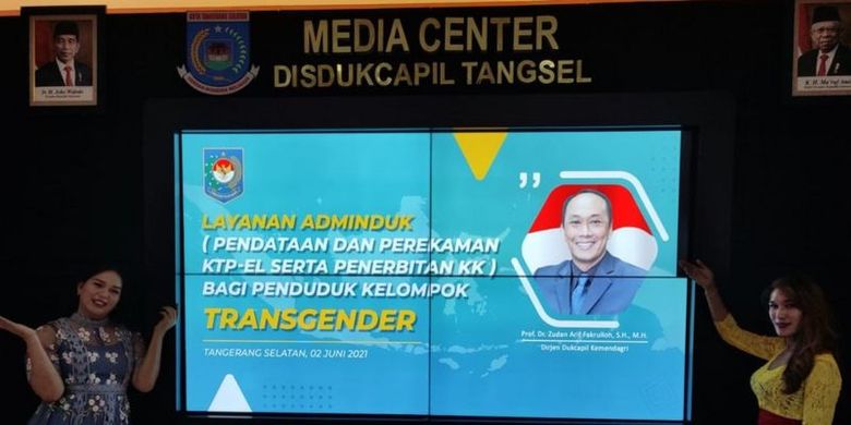 Pada Rabu (02/06), sebanyak 29 orang transpuan yang telah mempunyai NIK dibantu untuk pencetakan KTP elektronik dalam sebuah acara simbolis di kantor Disdukcapil Tangerang Selatan.