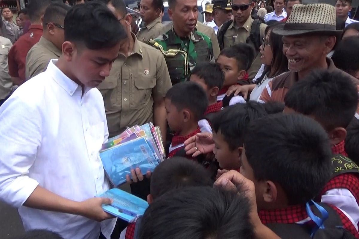 Menuju Toraja Utara, Wapres Gibran Bagikan Susu, Buku, dan Peralatan Sekolah di Jalan