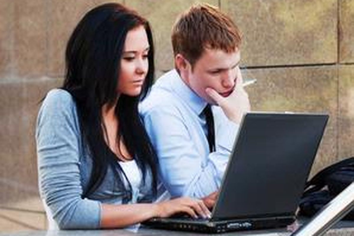 Perempuan gemar sharing dan menambah informasi dari teman dan komunitas untuk membantunya mengambil keputusan, termasuk dalam keuangan.