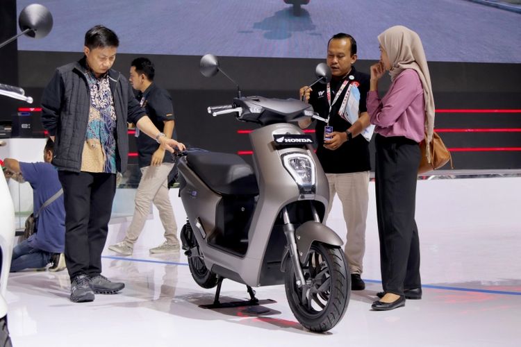 Pengunjung booth AHM tidak hanya disuguhi jajaran motor listrik tetapi juga dapat menikmati berbagai fasilitas dan aktivitas interaktif.