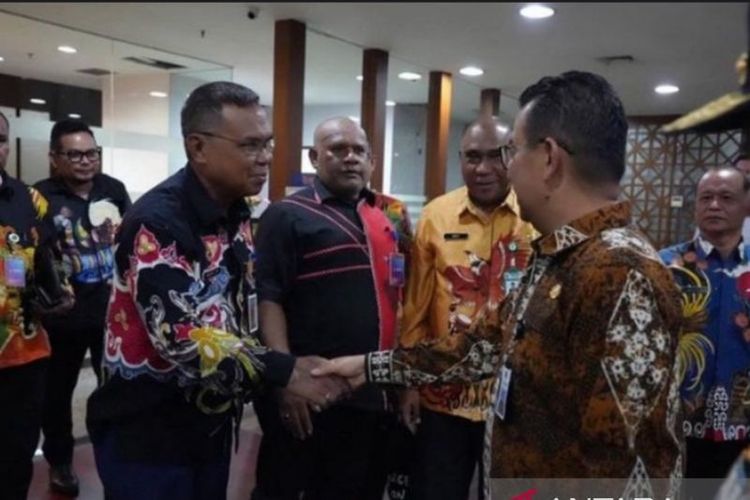 Pj Gubernur Kaltim Akmal Malik menyambut kunjungan Pj Gubernur Papua Barat All Baham Temongmere di Samarinda