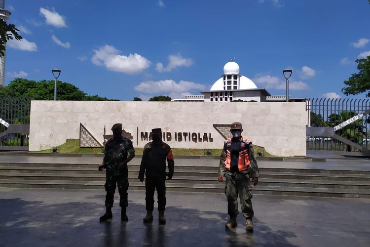 Seluruh akses gerbang masuk ke Masjid Istiqlal Jakarta dijaga ketat oleh sejumlah aparat gabungan pada Kamis (2/12/2021). 