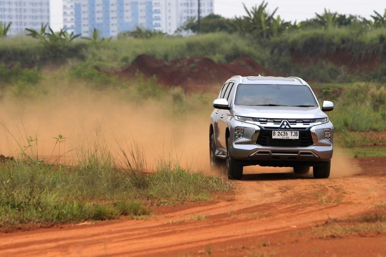 New Pajero Sport siap menghadapi tantangan off-road dengan tenaga mesin diesel berkapasitas tinggi dan berbagai mode berkendara yang mendukung. 