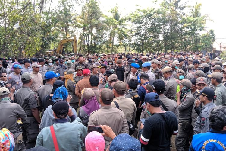 Anggota Satpol PP Kota Depok bersiap-siap melakukan penertiban di Kampung Bulak, Cisalak Depok, Senin (11/11/2019)