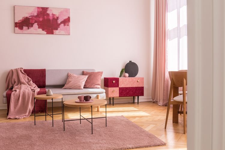 Ilustrasi ruang tamu dengan nuansa warna pink pastel yang membahagiakan