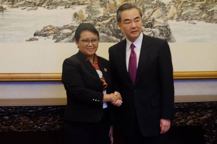 Menteri Luar Negeri Ri  Retno Marsudi saat melakukan pertemuan bilateral dengan Menteri Luar Negeri China Wang Yi, di Diayoutai State Guest House, Beijing, Sabtu (13/5/2017).